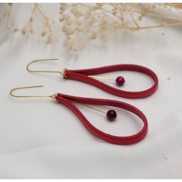 Boucles d'oreilles en cuir rouge corail et perles assorties