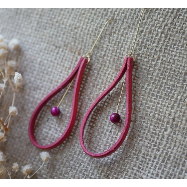 Boucles d'oreilles en cuir rouge corail et perles assorties