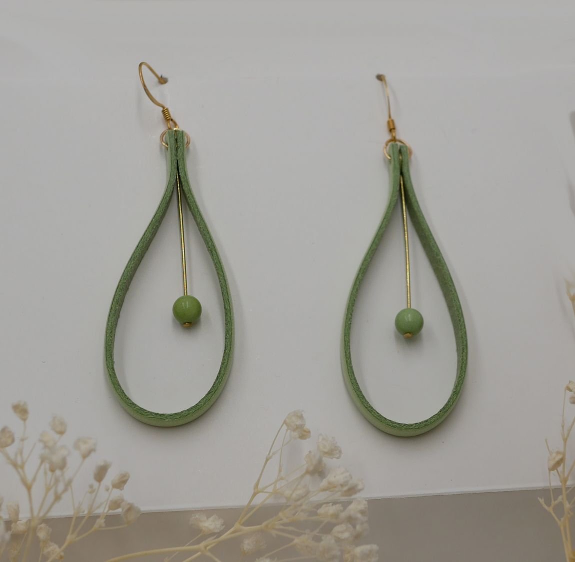Boucles d'oreilles en cuir vert amande  et pierres de gemmes vert pâle