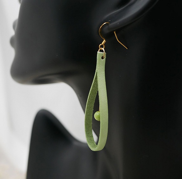 Boucles d'oreilles en cuir vert amande  et pierres de gemmes vert p&acirc;le