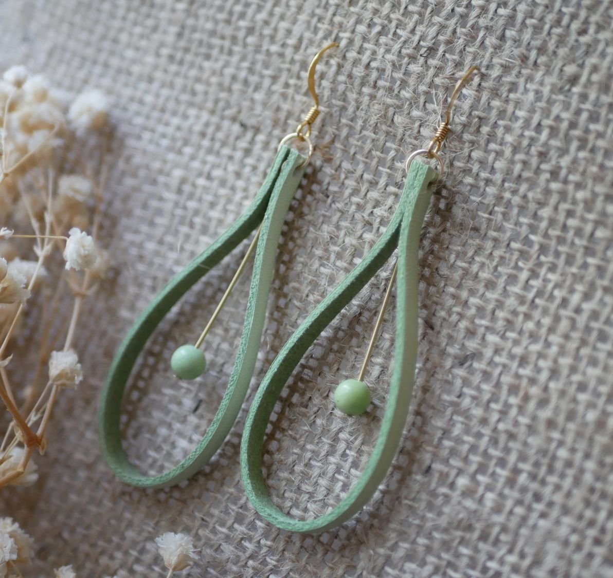 Boucles d'oreilles en cuir vert amande  et pierres de gemmes vert pâle