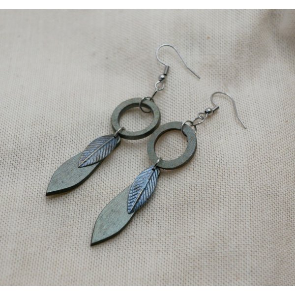Boucles d'oreilles feuille en bois et m&eacute;tal patin&eacute; vert de gris