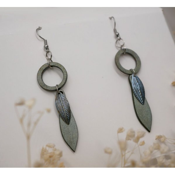 Boucles d'oreilles feuille en bois et m&eacute;tal patin&eacute; vert de gris
