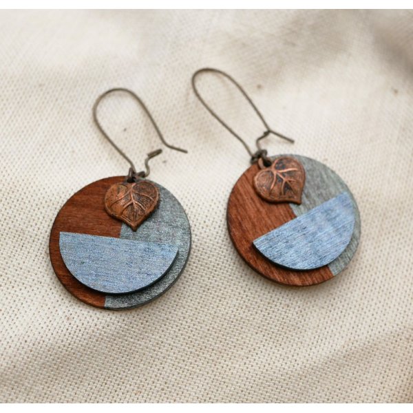 Boucles d'oreilles graphique en bois et feuille cuivrée