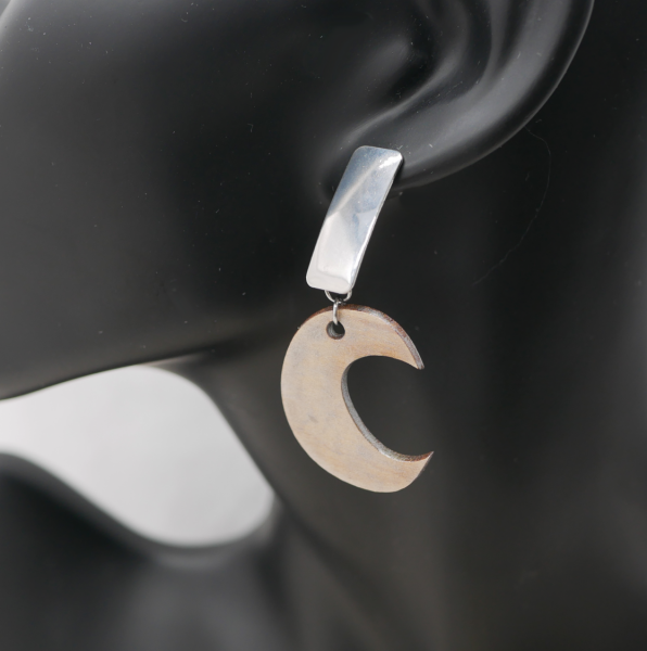 Boucles d'oreilles graphiques en bois patin&eacute; argent&eacute; 