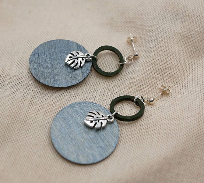 Boucles d'oreilles graphiques en bois gris et vert feuilles monstera