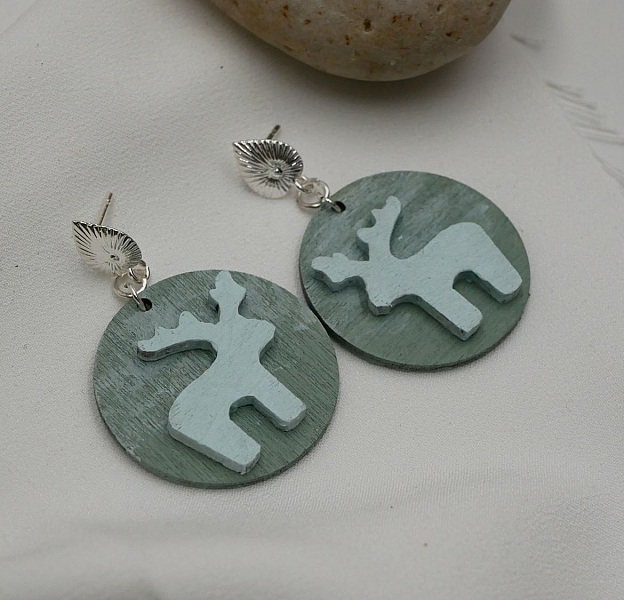 Boucles d'oreilles graphiques en bois bleu glacier pastel rennes de No&euml;l