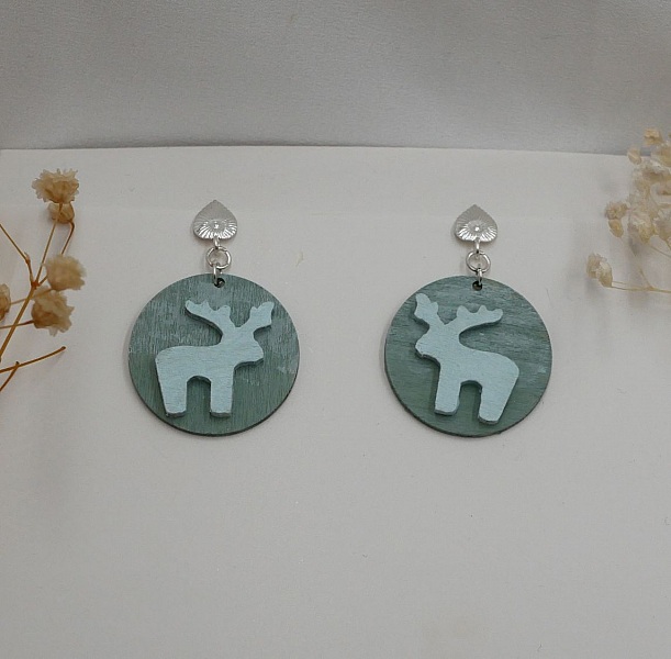 Boucles d'oreilles graphiques en bois bleu glacier pastel rennes de No&euml;l