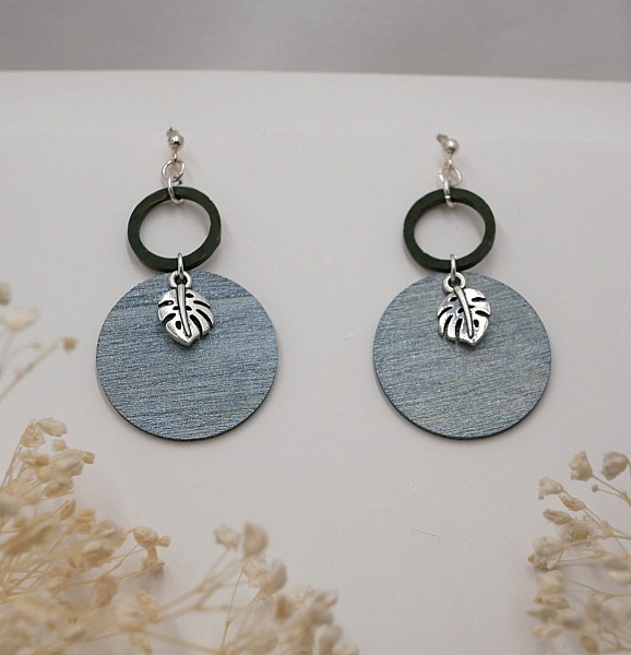 Boucles d'oreilles graphiques en bois gris et vert feuilles monstera