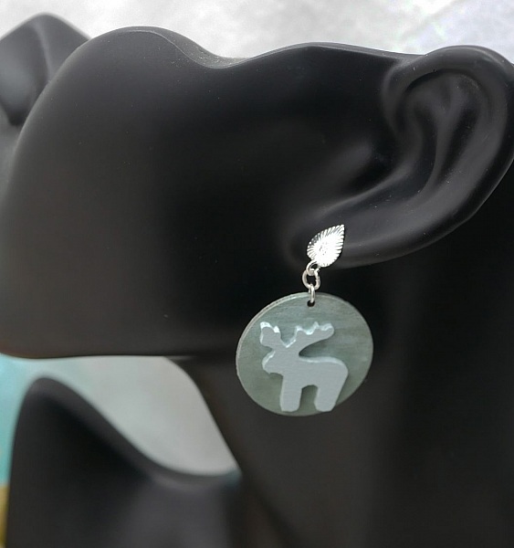 Boucles d'oreilles graphiques en bois bleu glacier pastel rennes de No&euml;l