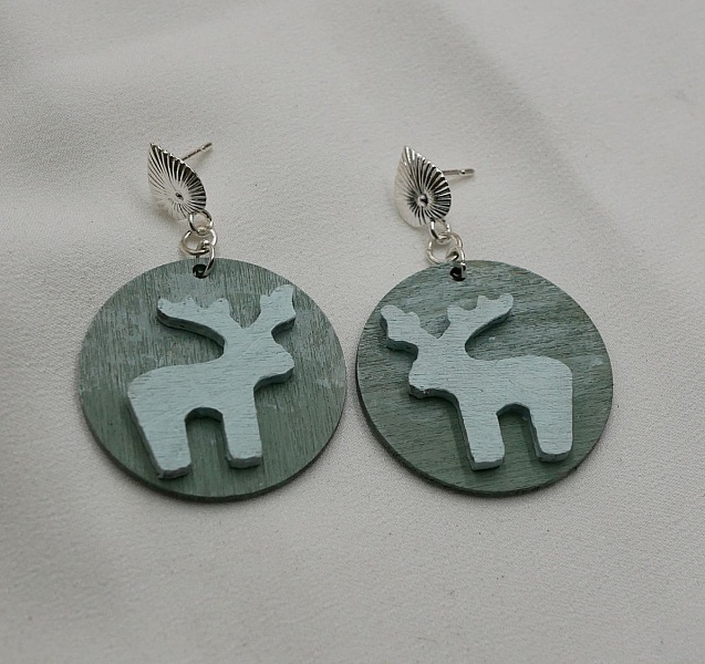 Boucles d'oreilles graphiques en bois bleu glacier pastel rennes de No&euml;l