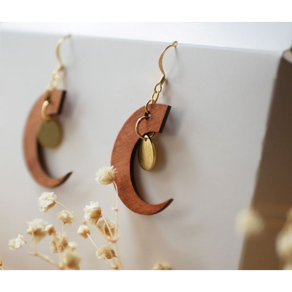 Boucles d'oreilles lunes en bois merisier pampilles gouttes dorées