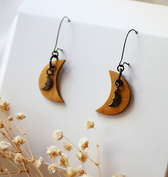 Boucles d'oreilles lunes dor&eacute;es en bois et charmes en laiton brut