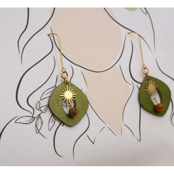 Boucles d'oreilles pendantes en bois vert m&eacute;tallis&eacute; et soleils dor&eacute;s