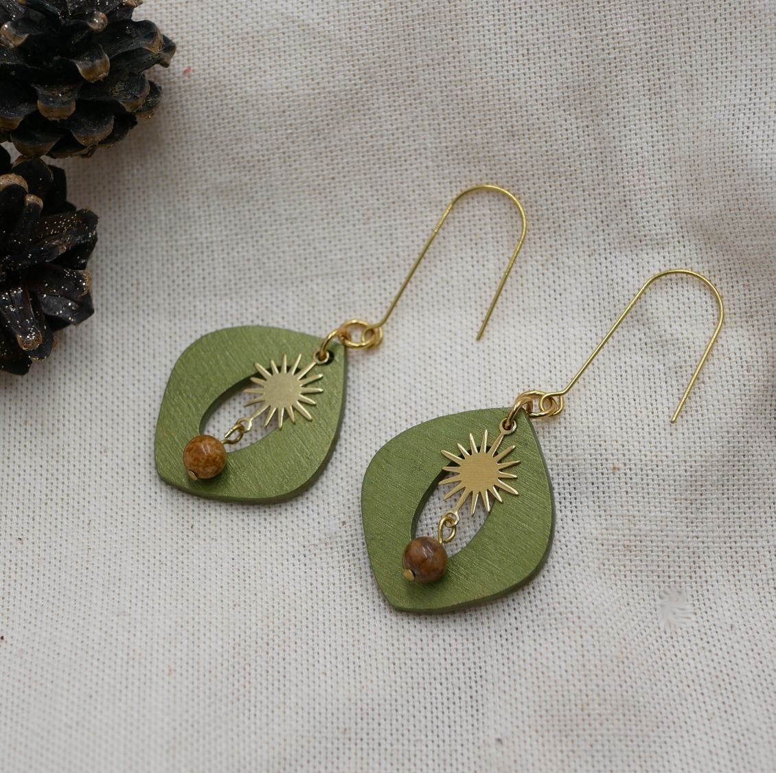 Boucles d'oreilles pendantes en bois vert métallisé et soleils dorés