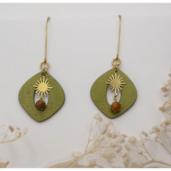 Boucles d'oreilles pendantes en bois vert m&eacute;tallis&eacute; et soleils dor&eacute;s