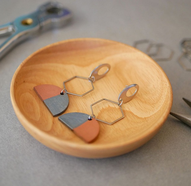 Boucles d'oreilles pendantes g&eacute;om&eacute;triques gris et marron