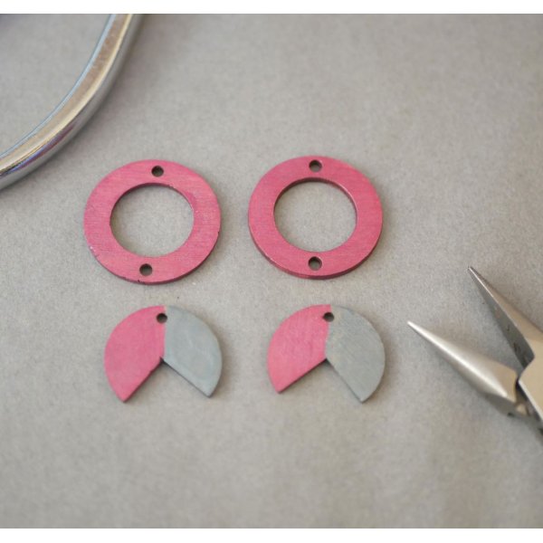 Boucles d'oreilles pendantes g&eacute;om&eacute;triques en bois Fuchsia et Gris