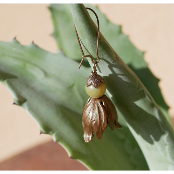 Boucles d'oreilles pendantes larges p&eacute;tales en laiton naturel et perles gemme 