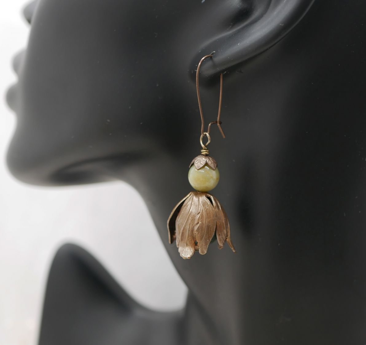 Boucles d'oreilles pendantes larges pétales en laiton naturel et perles gemme 