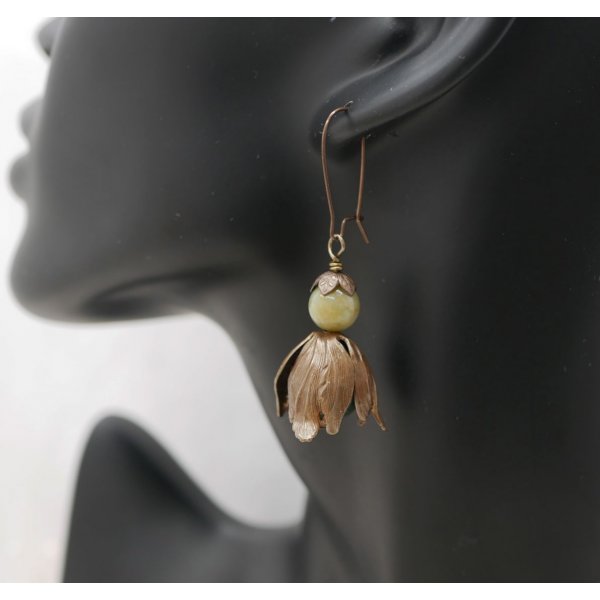 Boucles d'oreilles pendantes larges p&eacute;tales en laiton naturel et perles gemme 