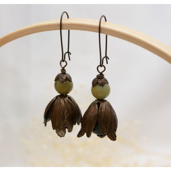 Boucles d'oreilles pendantes larges p&eacute;tales en laiton naturel et perles gemme 