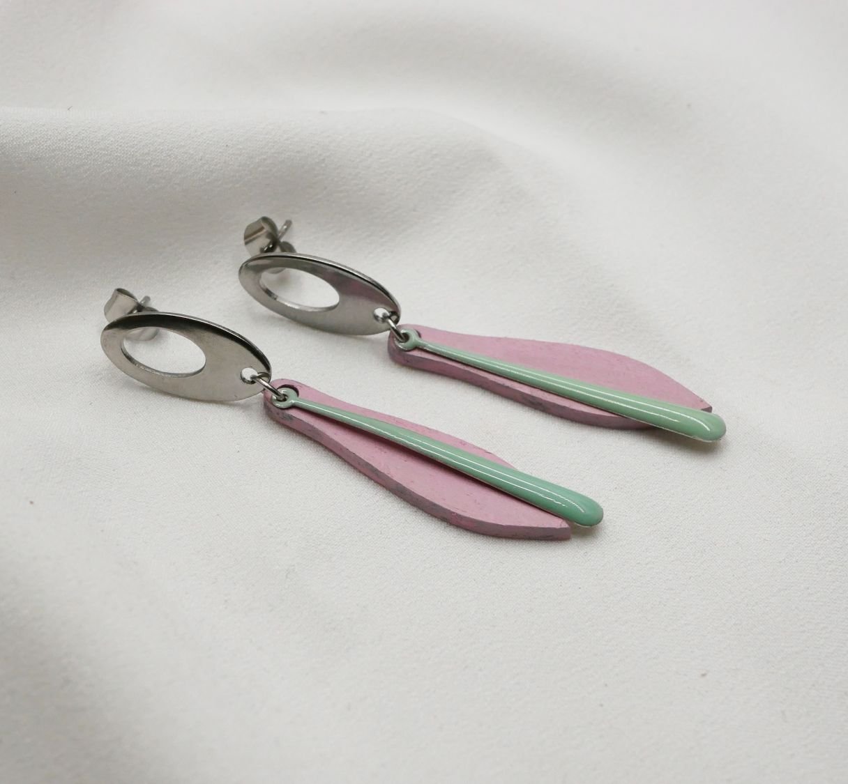 Boucles d'oreilles pendantes longueus en bois rose et vert pastel