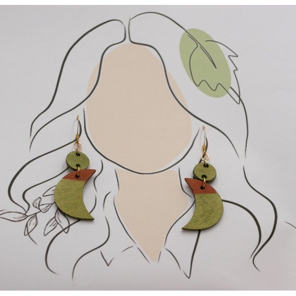 Boucles d'oreilles pendantes aux lunes en bois  vert m&eacute;tallis&eacute; et marron
