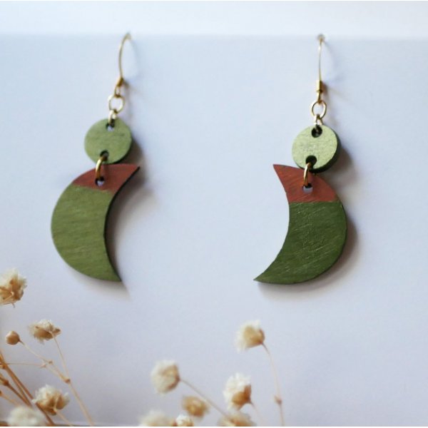 Boucles d'oreilles pendantes aux lunes en bois  vert m&eacute;tallis&eacute; et marron