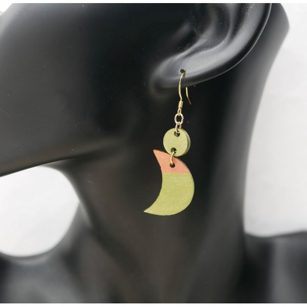 Boucles d'oreilles pendantes aux lunes en bois  vert m&eacute;tallis&eacute; et marron