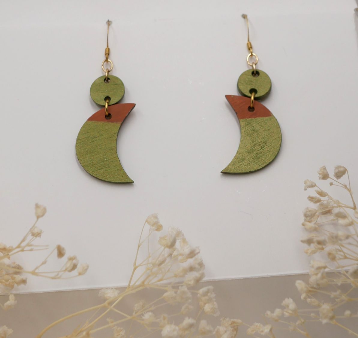 Boucles d'oreilles pendantes aux lunes en bois  vert métallisé et marron
