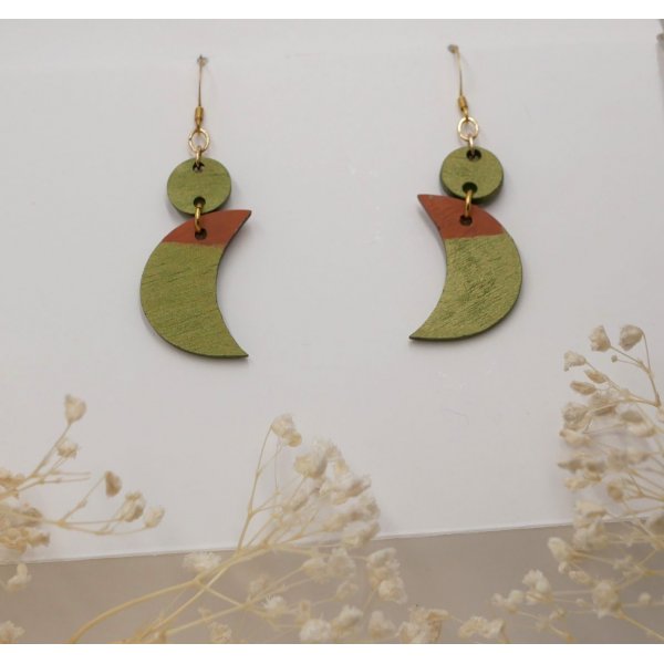 Boucles d'oreilles pendantes aux lunes en bois  vert m&eacute;tallis&eacute; et marron