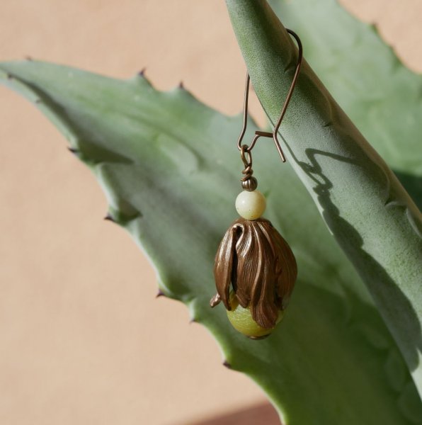 Boucles d'oreilles pendantes p&eacute;tales en laiton naturel et perles gemme olivine