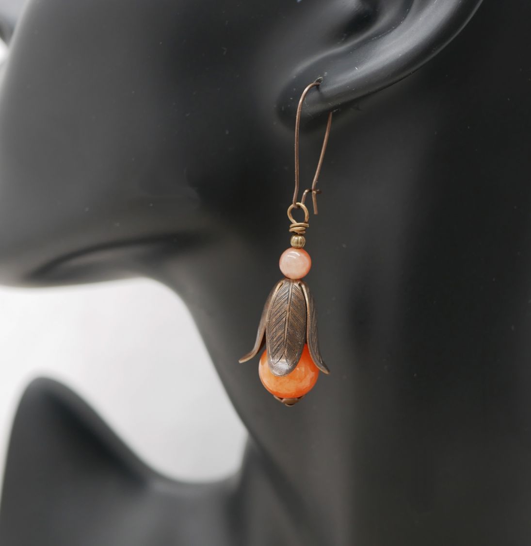 Boucles d'oreilles pendantes pétales en laiton naturel et perles pierres oranges