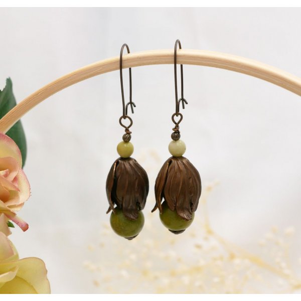 Boucles d'oreilles pendantes p&eacute;tales en laiton naturel et perles gemme olivine