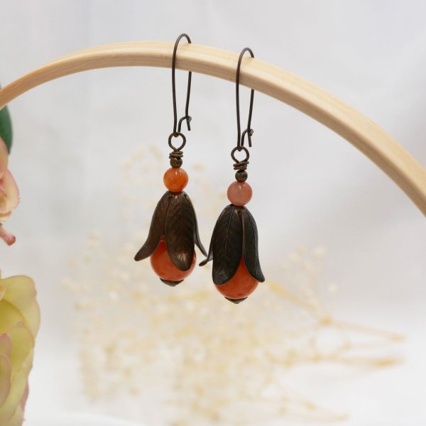 Boucles d'oreilles pendantes p&eacute;tales en laiton naturel et perles pierres oranges