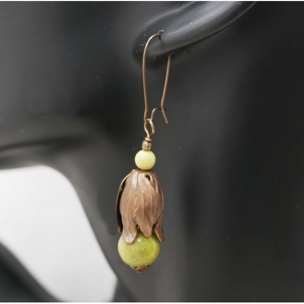 Boucles d'oreilles pendantes p&eacute;tales en laiton naturel et perles gemme olivine