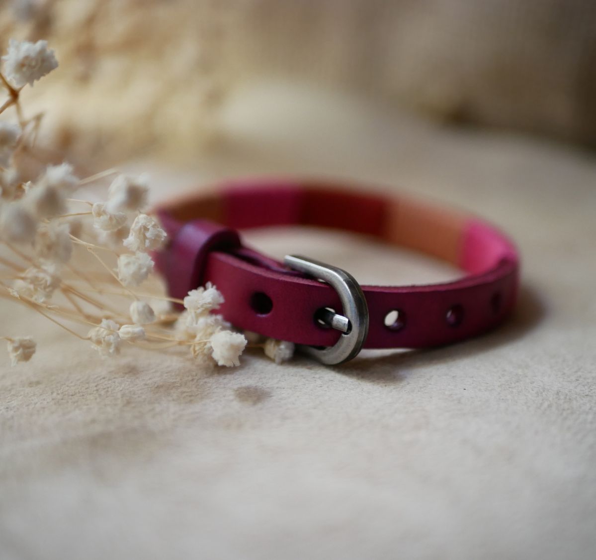 Bracelet en cuir fuchsia style bohème tissé de fils de coton tons pêches et roses