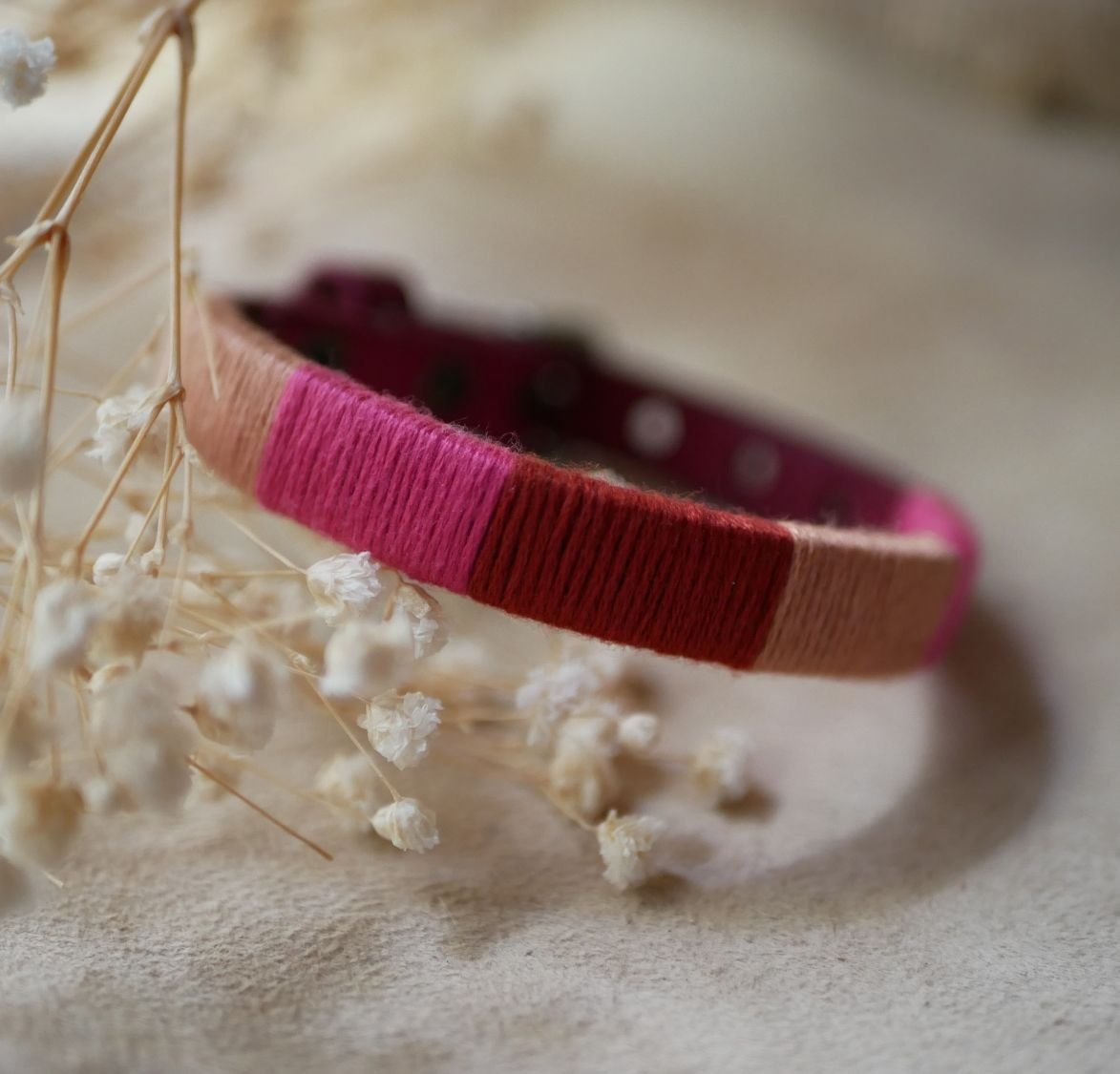 Bracelet en cuir fuchsia style bohème tissé de fils de coton tons pêches et roses