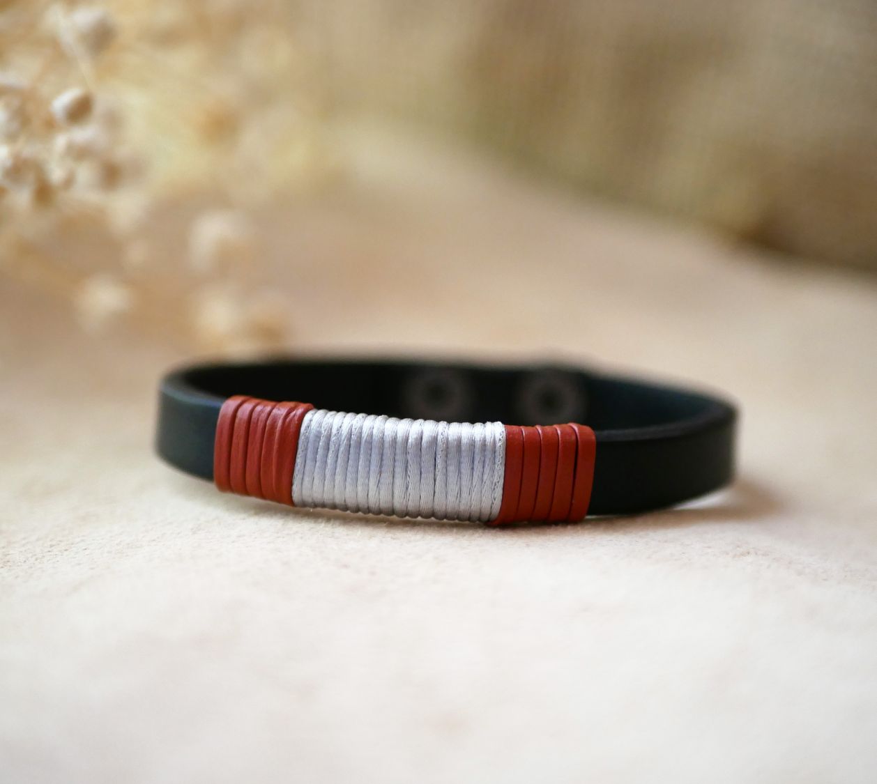 Bracelet en cuir noir tissé bicolore en coton argenté et cuir fin rouge brique