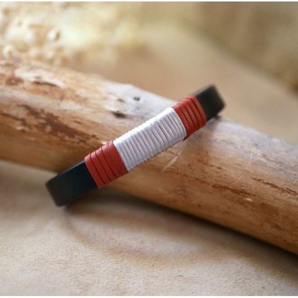 Bracelet en cuir noir tiss&eacute; bicolore en coton argent&eacute; et cuir fin rouge brique