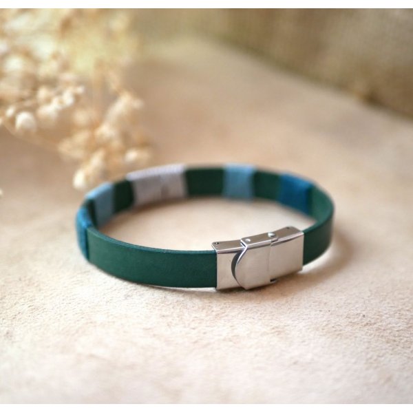 Bracelet en cuir vert tiss&eacute; de fils bleu et argent