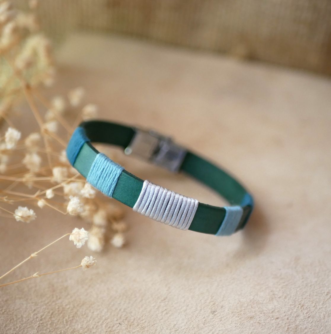 Bracelet en cuir vert tissé de fils bleu et argent