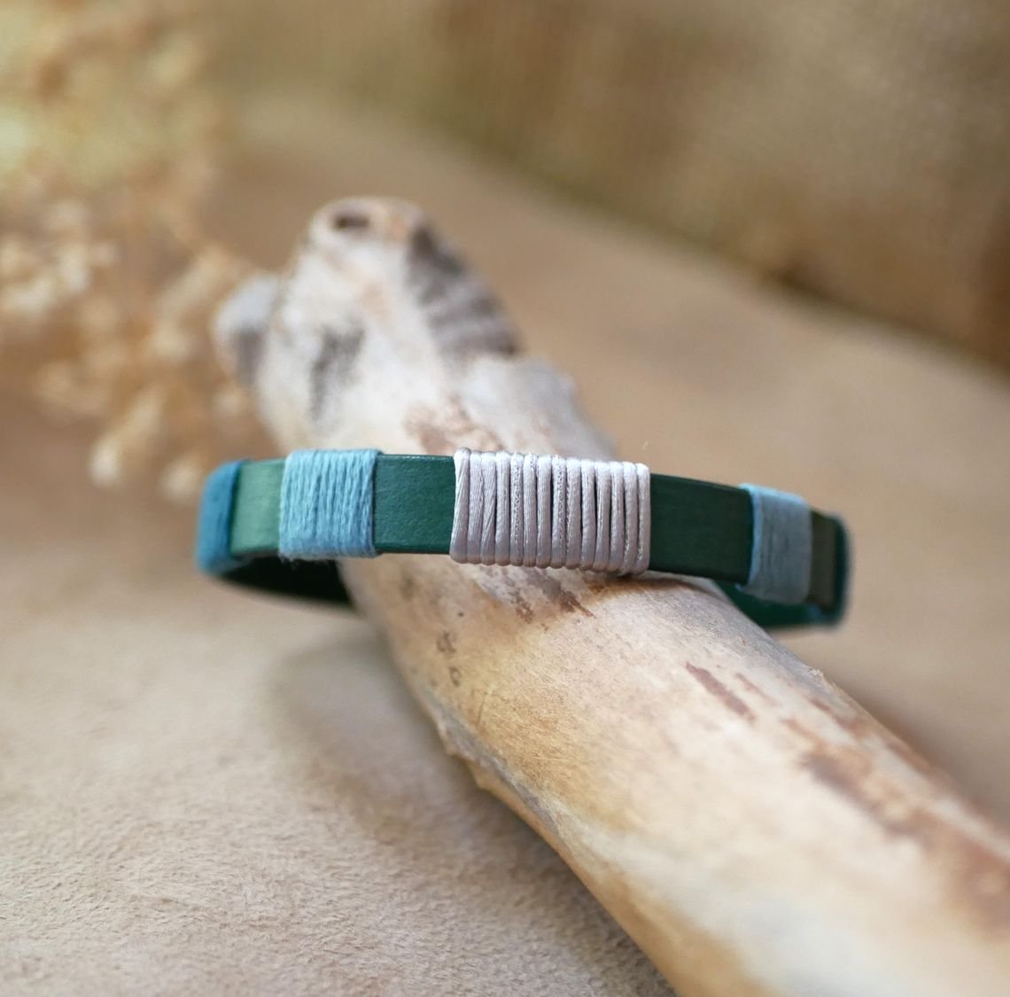 Bracelet en cuir vert tissé de fils bleu et argent
