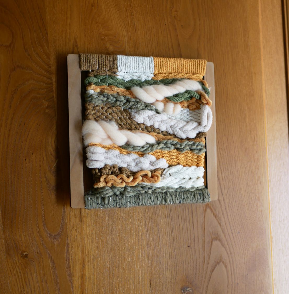 Cadre en bois au tissage de laines et cordes couleurs d'automne