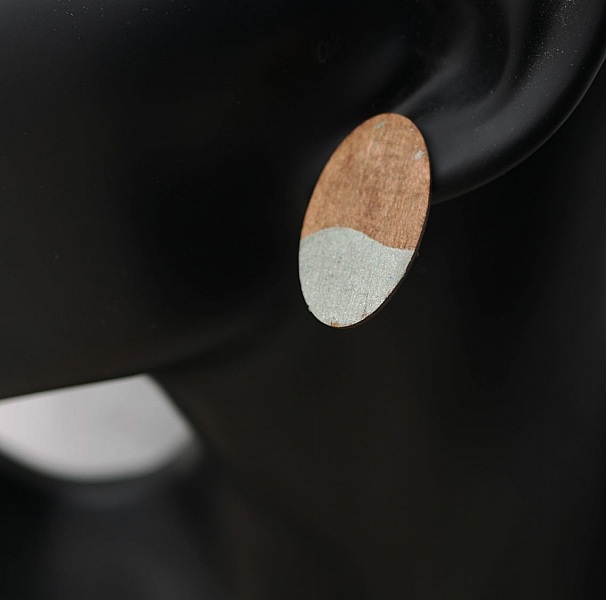 Puces d'oreilles grands ovales en bois noyer et gris m&eacute;tallis&eacute;