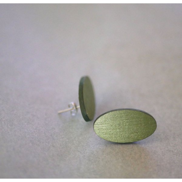 Puces d'oreilles ovales en bois peint en duo de verts effet m&eacute;talis&eacute;