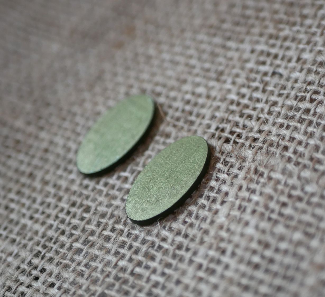 Puces d'oreilles ovales en bois peint en duo de verts effet métalisé