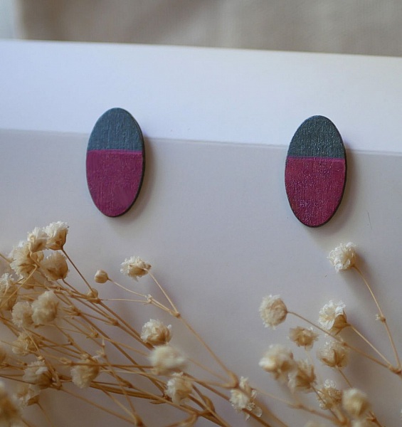 Puces d'oreilles ovales en bois peint en duo fuchsia et gris effet m&eacute;tallis&eacute;