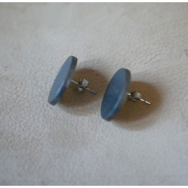 Puces d'oreilles ovales en bois peint gris effet m&eacute;tallis&eacute;